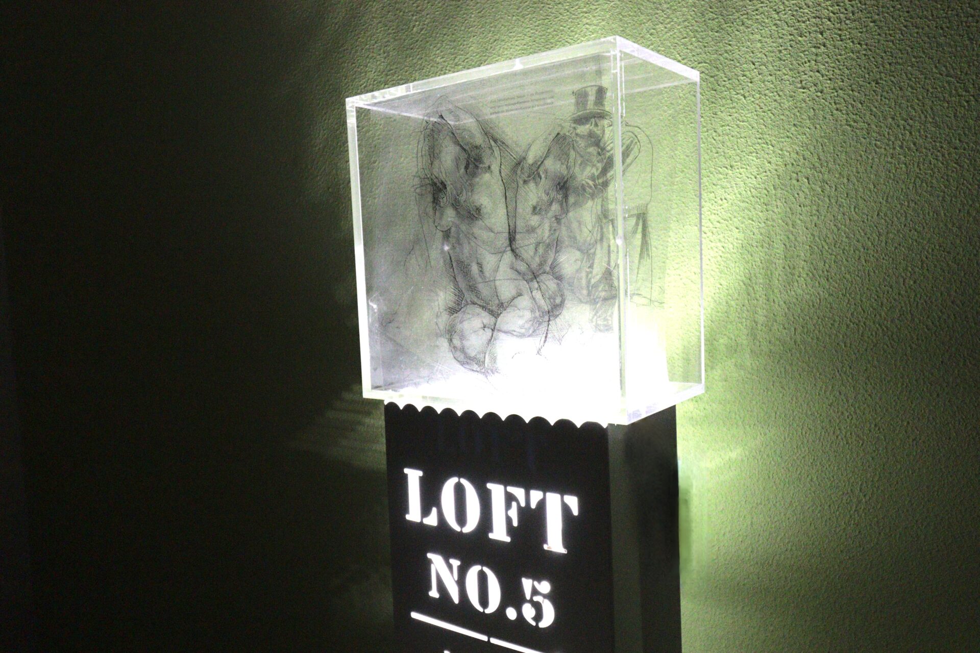 Mit KI entwickelt die Ölmalerin, Pop-Art Künstlerin und Bildhauerin Diana Achtzig ihre eigene Kunst weiter zur gemorphten Kunstform in einer beleuchteten White Box