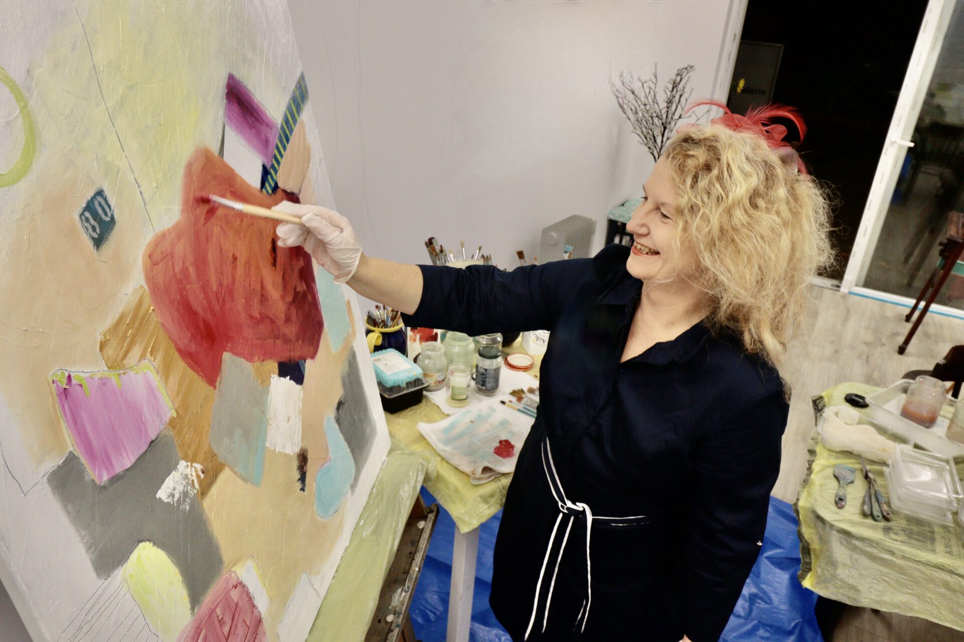 Foto: Diana Achtzig an ihrer Staffelei während des Malprozesses, bei der Entstehung ihrer Kunstwerke.
Text: Handgemalte „Bilder der Hoffnung“ von Diana Achtzig – Öl & Acryl auf Leinwand, einzigartige Unikate für helle Wohnräume, Büros oder private Sammlungen. Jetzt inspirierende Originale entdecken!