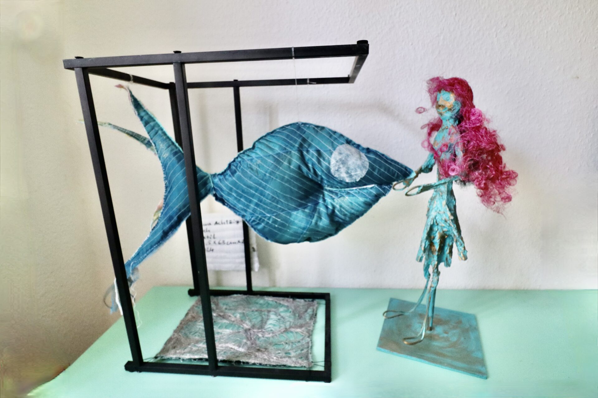 Original Fisch Kunst kaufen, Objets trouvés, Upcycling Skulpturen, Recycling Kunst, nachhaltige Kunstwerke, Diana Achtzig Skulpturen, Plastikmüll in Kunst, Kunst aus recyceltem Material, ökologische Skulpturen, zeitgenössische Recyclingkunst, Umweltkunst kaufen, Ocean’s Cry Skulptur