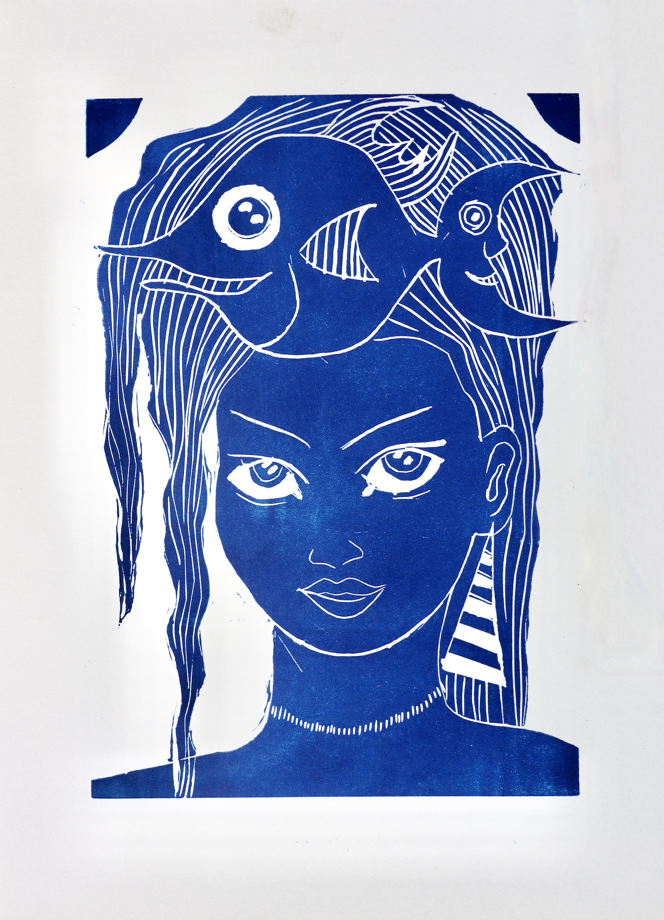 „Mädchen mit Fisch“ – Blauer Linoldruck kaufen bei Diana Achtzig: Originaldruck, handgedruckt auf A3-Büttenpapier (170 g/m², säurefrei), lichtechte Schmincke-Pigmente in Ultramarin & Preußischblau. Limitierte Edition von 250 Exemplaren, signiert und nummeriert. Symbolik: Das Mädchen mit Fisch steht für Harmonie, emotionale Tiefe und den respektvollen Dialog zwischen Mensch und Natur.
