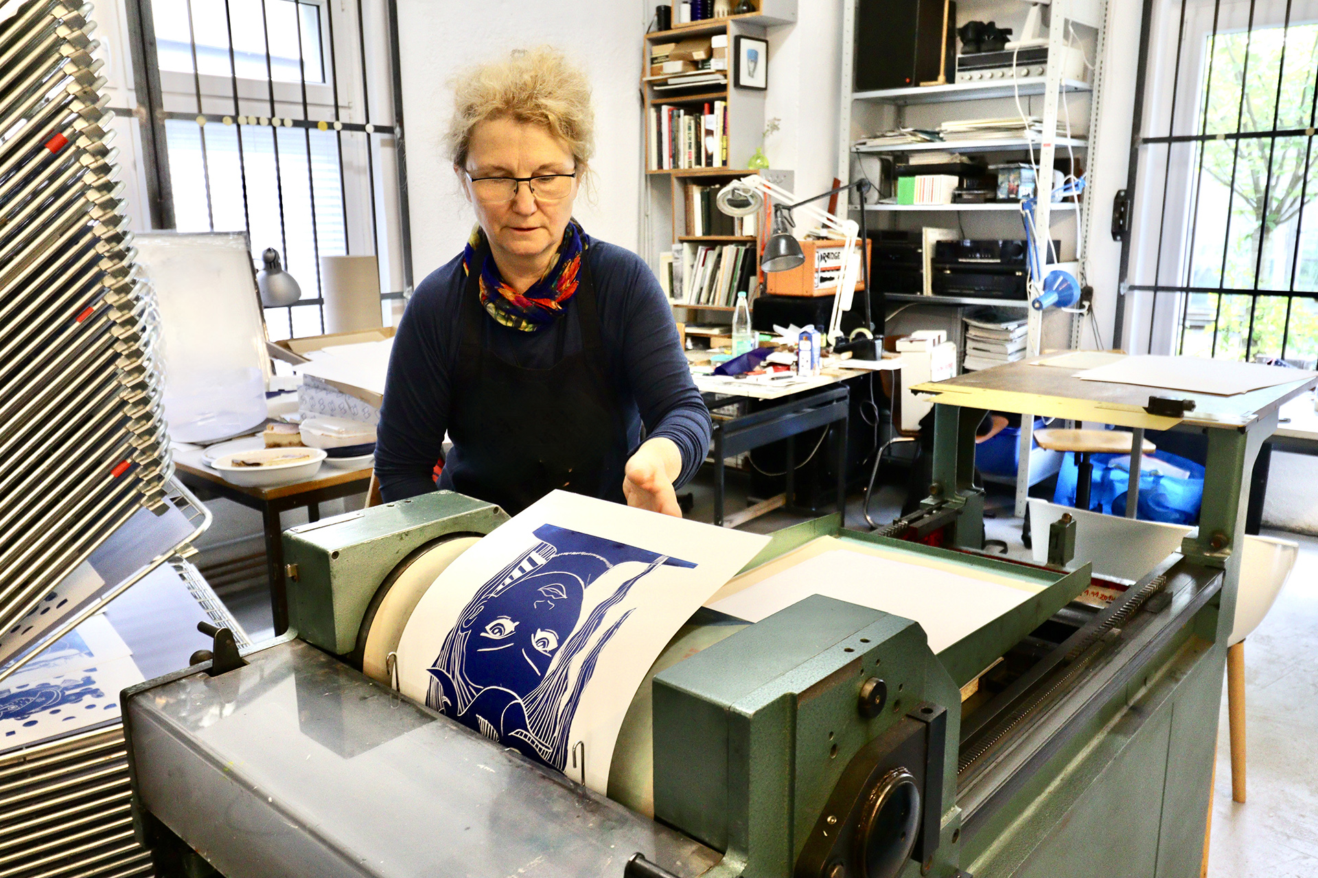 Der blaue Linoldruck „Mädchen mit Fisch“ von Diana Achtzig ist mehr als ein Kunstwerk – es ist ein Gefühl.
Die feine Linienführung, das tiefe Ultramarinblau und der verträumte Blick des Mädchens schaffen ein Porträt von stiller Stärke und innerer Ruhe.