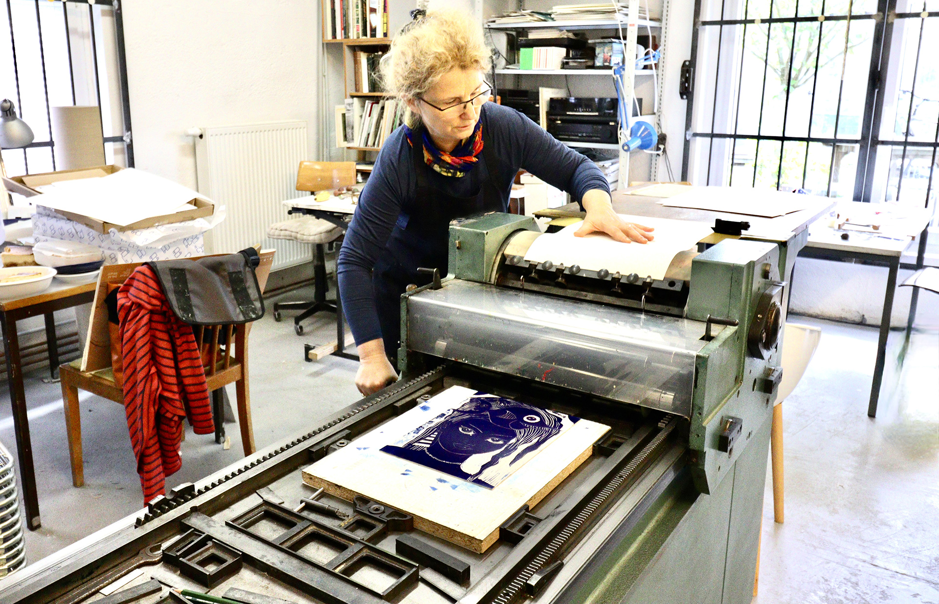 Linoldruck kaufen, Blaue Katze Linoldruck, Diana Achtzig Druckgrafik, limitierte Auflage Kunst, Neue Leipziger Schule, Kunst online kaufen Berlin