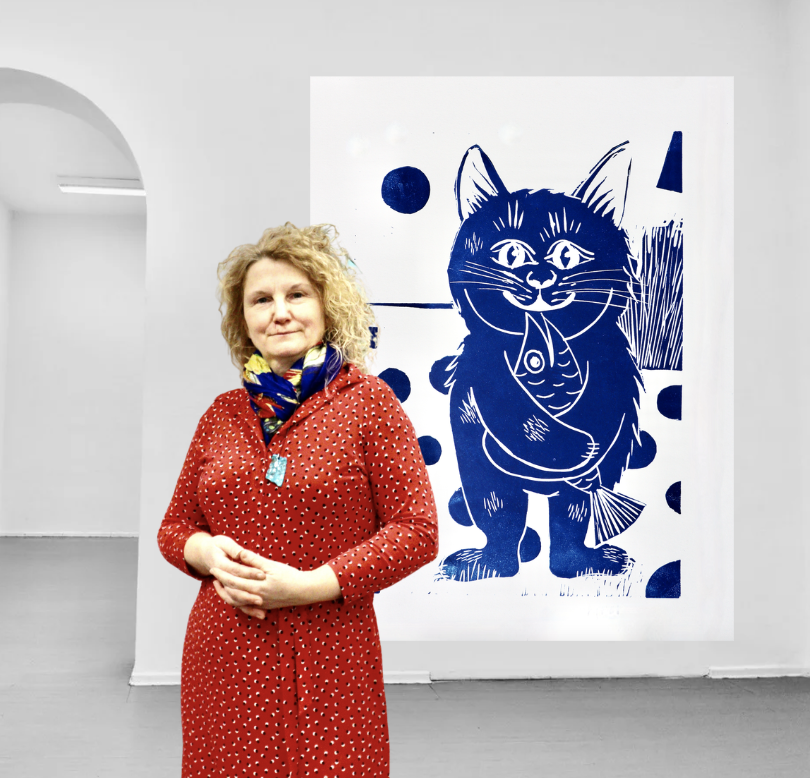 Limitierte Druckgrafik kaufen: „Blaue Katze mit Fisch“ von Diana Achtzig (Neue Leipziger Schule). Handgedruckter Linoldruck, A3, nur 250 Exemplare.