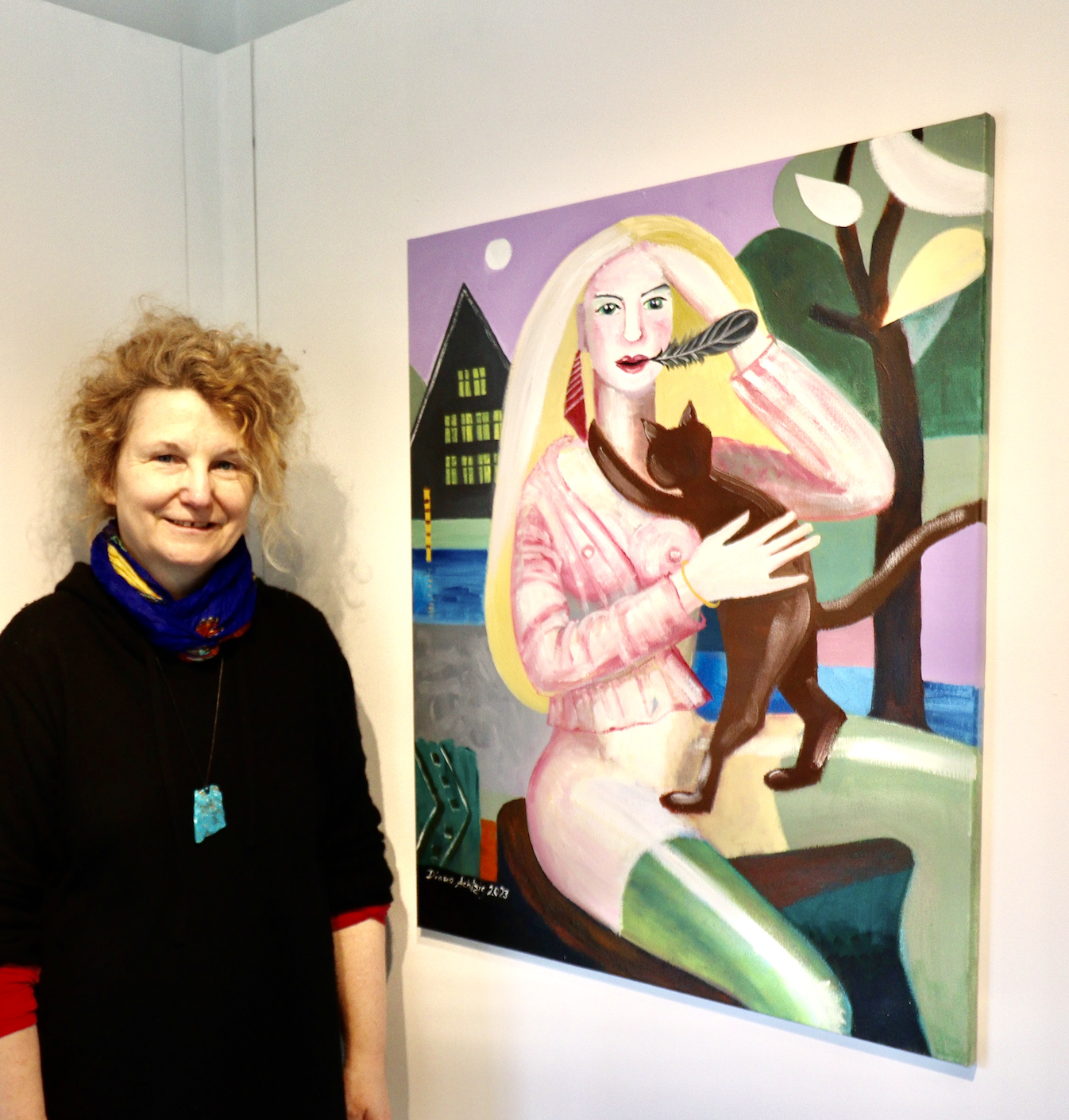 Ölgemälde „Frau mit brauner Katze vor dem Haus“ von Diana Achtzig, Neue Leipziger Schule. Acryl & Öl, 80×60 cm. Nachhaltiges Originalkunstwerk.