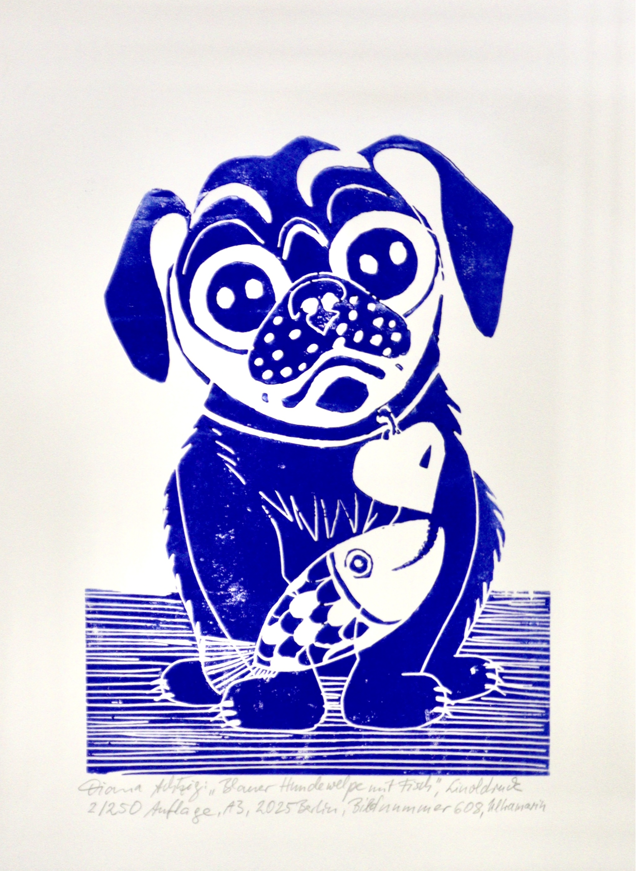 A3 – Linoldruck: "Blauer Hundewelpe mit Fisch" – Ein Symbol für Hoffnung