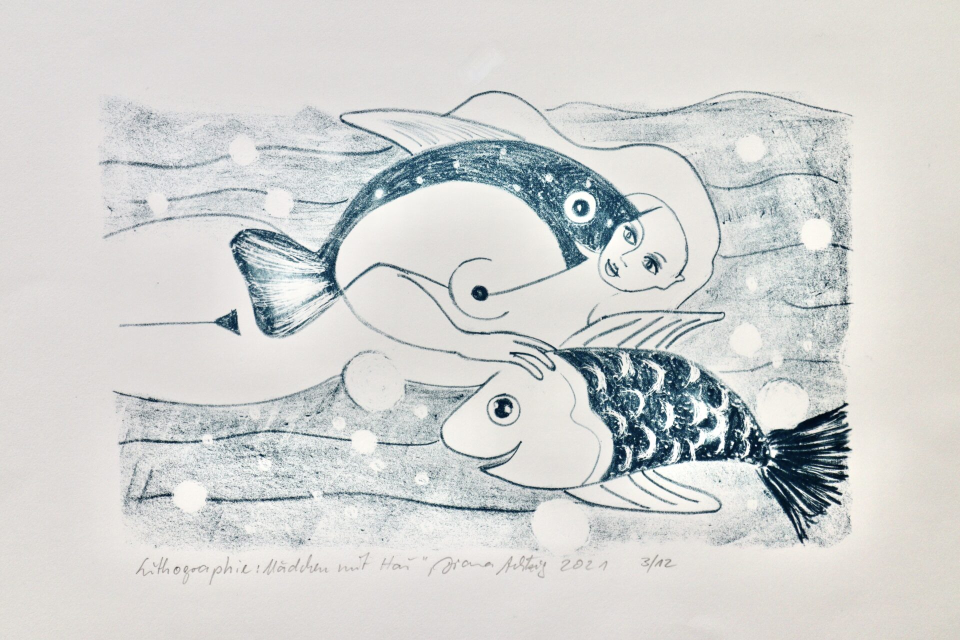 Blau-Weiß-Lithographie „Mädchen mit Fischen“ von Diana Achtzig – A2, 6er-Auflage, Büttenpapier, moderne Erotik & Grafik. Jetzt limitierte Edition erwerben.
