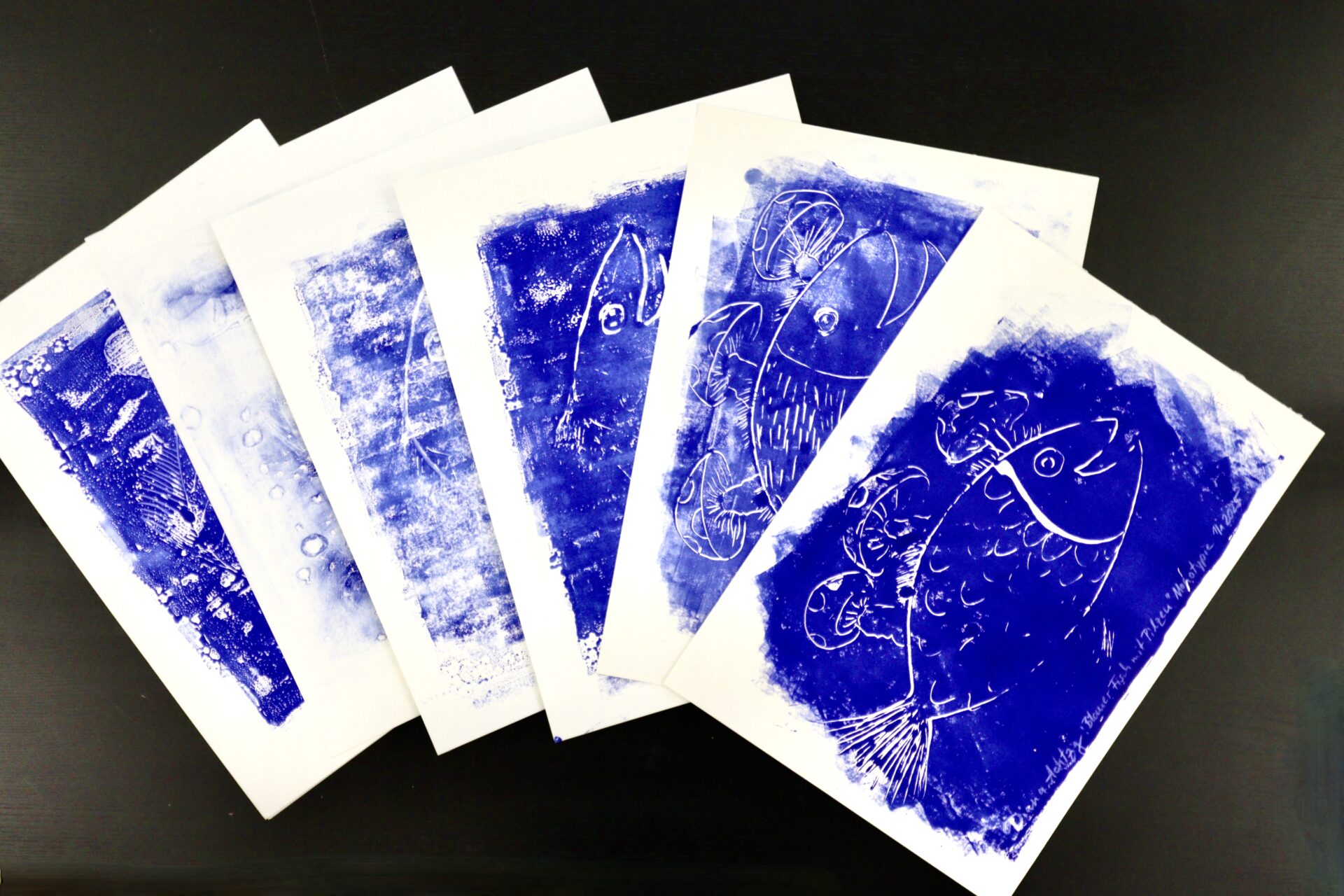 💙 „Bilder der Hoffnung“ – Blaudruck-Monotypien von Diana Achtzig
Erleben Sie einzigartige Kunstwerke voller Glaube, Schutz und göttlicher Liebe. Jede Monotypie ist ein Einmaldruck – ein echtes Unikat in leuchtendem Ultramarinblau. Handgedruckt auf edlem Dorée Naturweiß-Papier, symbolisieren sie Ruhe und Zuversicht. ✝️
👉 Jetzt Ihr Original sichern: