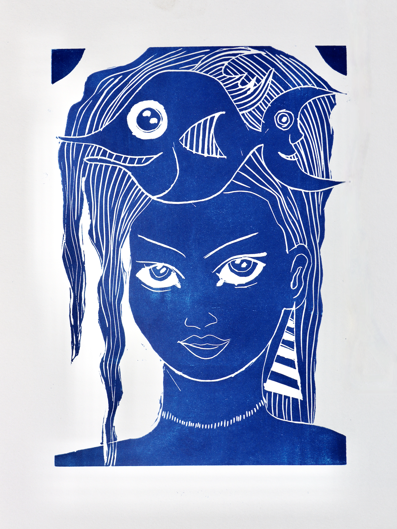 A3 Linoldruck „Blaues Mädchen mit Fisch“ von Diana Achtzig. Handgedruckt, limitiert, signiert. Moderne Druckgrafik für Vertrauen und innere Balance.