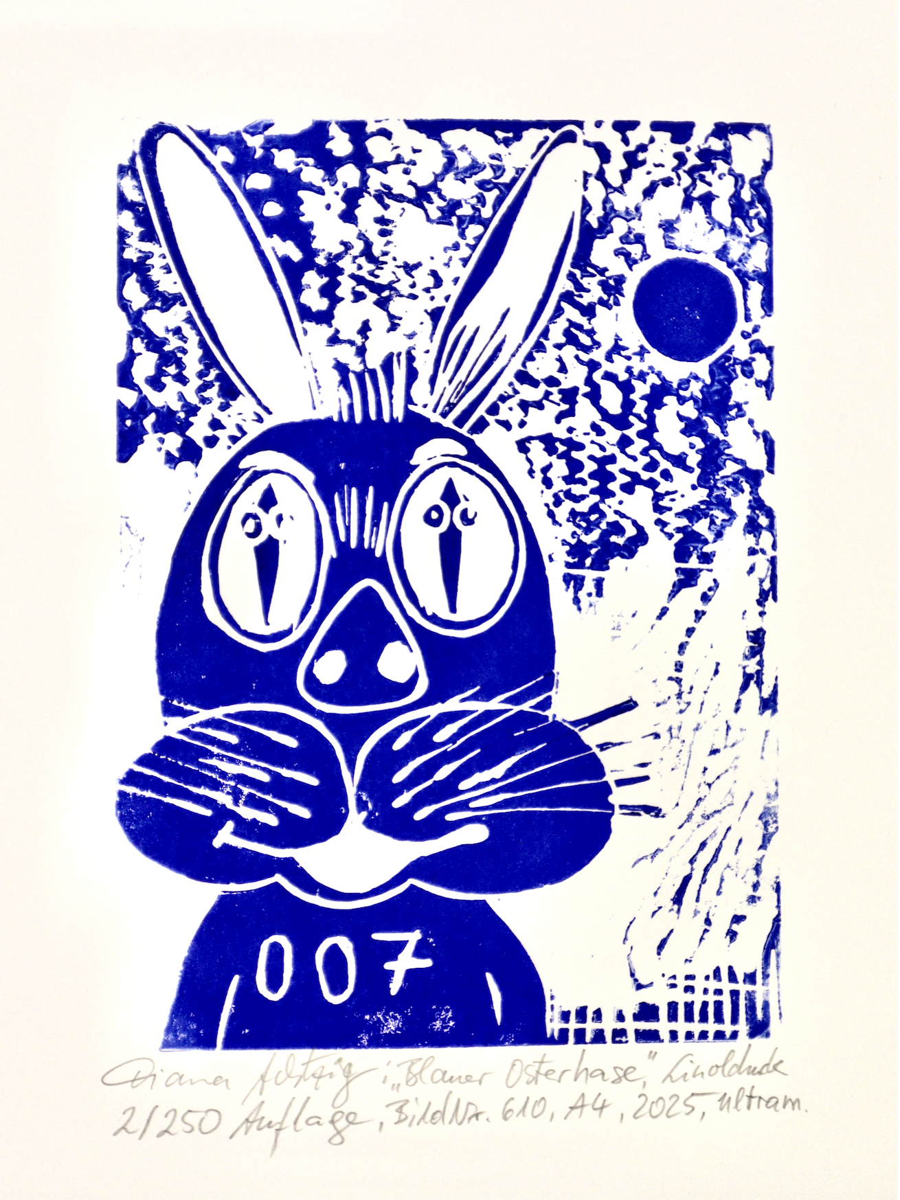 Blauer Osterhase A4 – handgedruckter Linoldruck von Diana Achtzig. Limitierte Edition, signiert & nummeriert. Symbol für Hoffnung, Liebe & Familie.