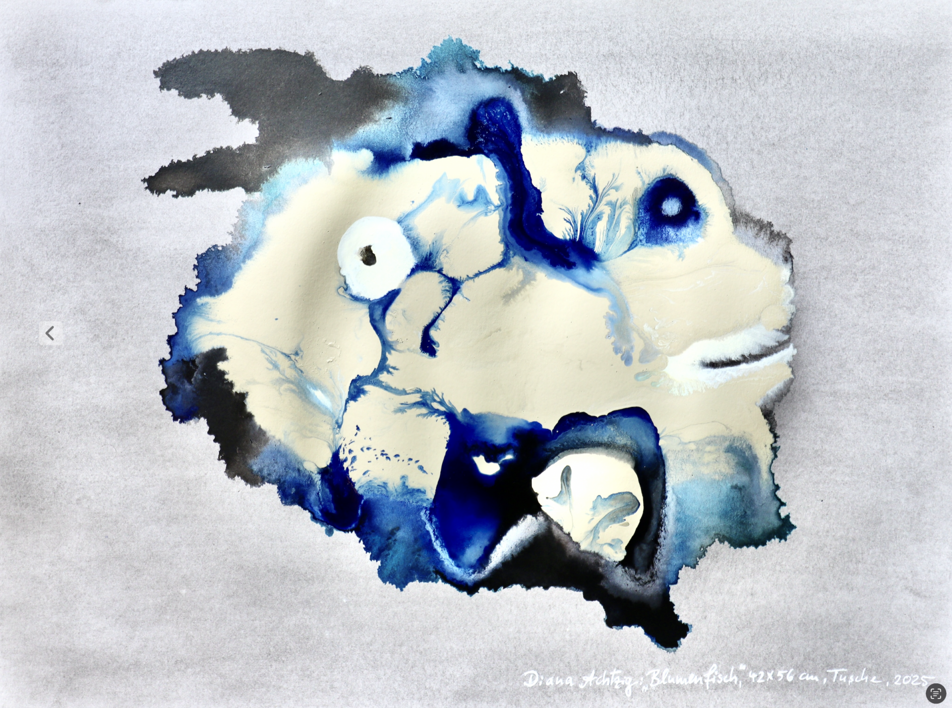 Tiefseefische, Riffe und fließende Formen als moderne Papierarbeit: Dieses Kunstwerk aus Acryltusche und Tusche vereint meditative Bildsprache mit klarer Linienführung. Ideal für Sammlerinnen, die reduzierte, ruhige Kunst schätzen.