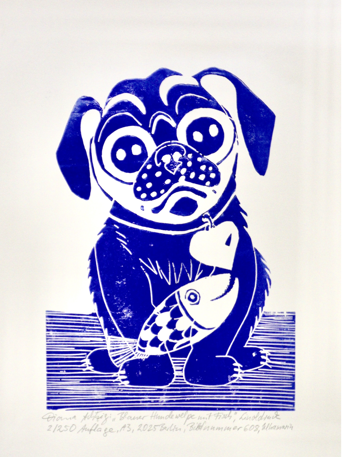 A3 Linoldruck „Blauer Hundewelpe mit Fisch“ von Diana Achtzig. Handgedruckt, signiert, limitiert. Moderne Druckgrafik für Vertrauen, Ruhe & Hoffnung.