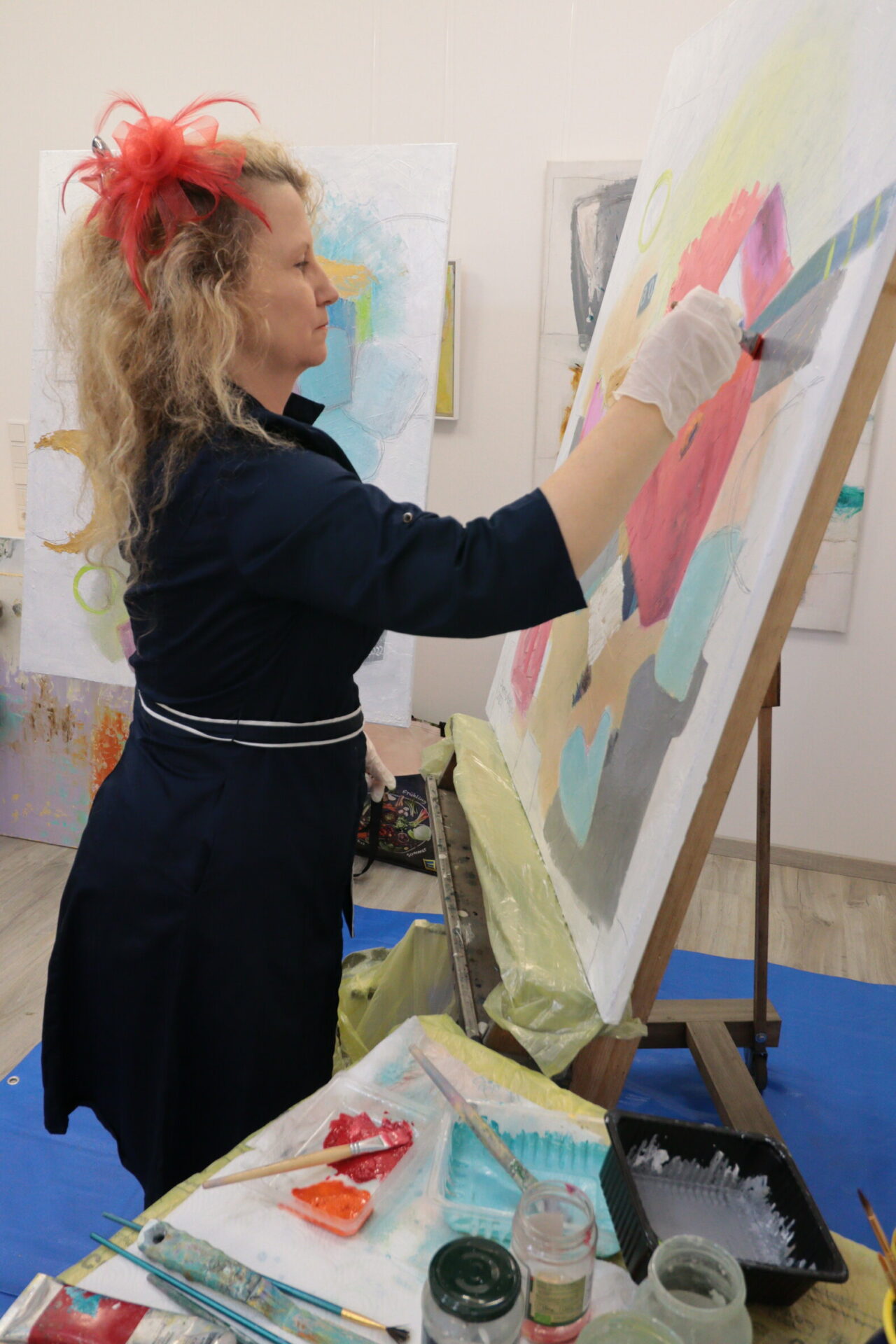 Foto: Diana Achtzig an ihrer Staffelei während der Entstehung neuer Werke. Handgemalte „Bilder der Hoffnung“ – Öl & Acryl auf Leinwand, Unikate für helle Wohnräume, Büros oder private Sammlungen. Jetzt inspirierende Originale entdecken.