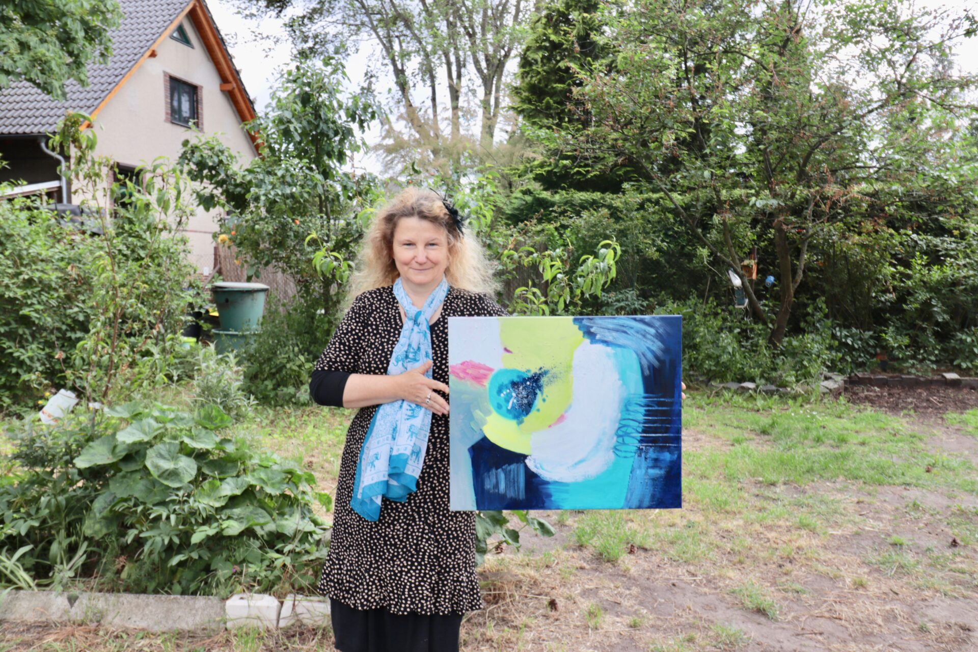 Foto: Diana Achtzig an ihrer Staffelei während der Entstehung neuer Werke.
Handgemalte „Bilder der Hoffnung“ – Öl & Acryl auf Leinwand, Unikate für helle Wohnräume, Büros oder private Sammlungen. Jetzt inspirierende Originale entdecken.
